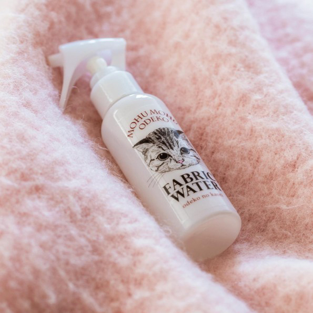 Cat-Forehead-lotion-fabric-water
