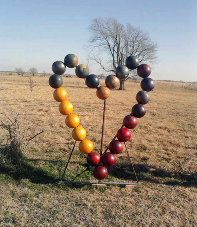 chris-barbees-bowling-ball-yard-art-heart