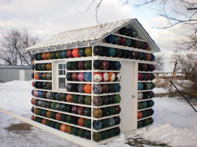 chris-barbees-bowling-ball-yard-art-house