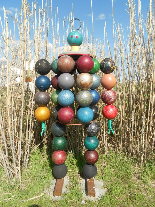 chris-barbees-bowling-ball-yard-art-robot