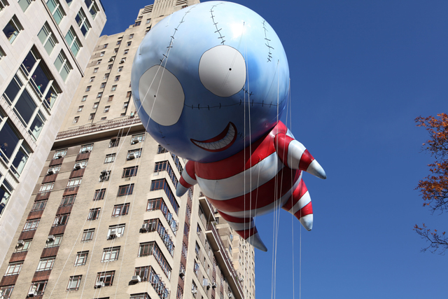 Tim-Burton’s-B.-2011-–-5th-Blue-Sky-Gallery-Series-Balloon